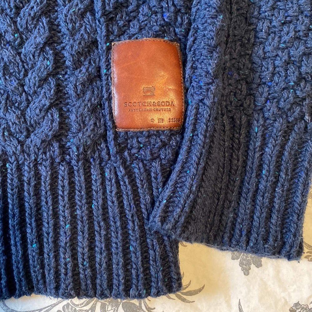 Like new scotch and soda sweater - Picture 2 of 9